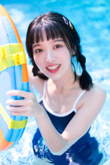 她胸前的一对兔子弹跳出来